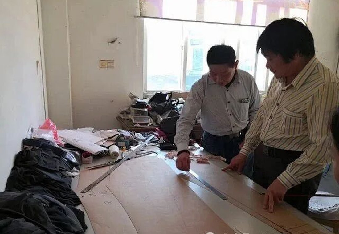 棉小伙生产现场的版型交流
